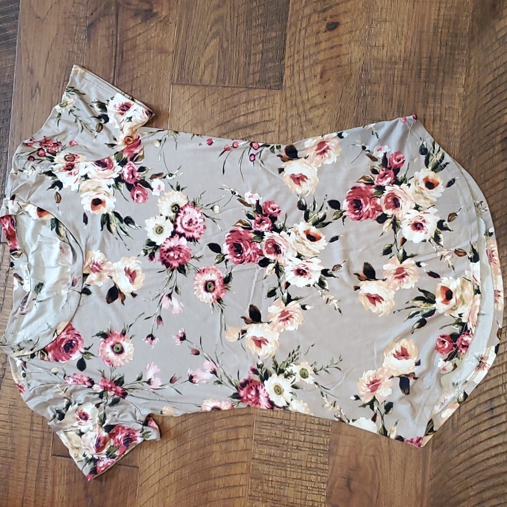 Floral boutique tee small